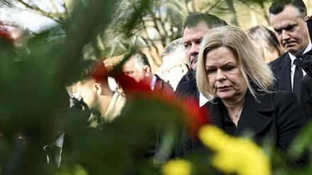 Stilles Gedenken. Bundesinnenministerin Nancy Faeser bei der Kranzniederlegung an den Ehrengräbern. 