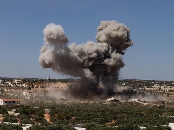 25.06.2023, Syrien, Dschisr asch-Schughur: Rauch steigt nach einem Luftangriff russischer Kampfflugzeuge auf, der unter anderem einen Gemüsemarkt am Rande der Stadt traf.