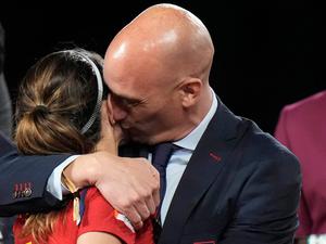 Luis Rubiales hatte bei der WM im August 2023 den Kopf der Spielerin Jenny Hermoso mit beiden Händen festgehalten und sie auf den Mund geküsst.