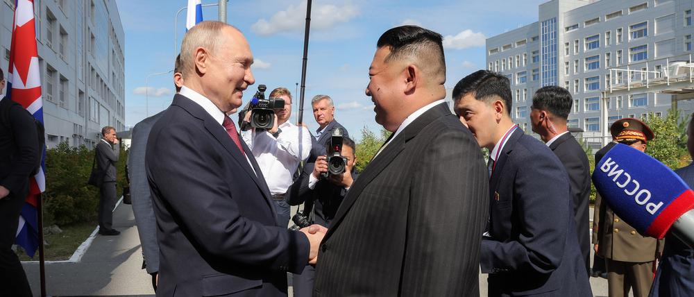 Wladimir Putin, Präsident von Russland, und Kim Jong-un, Machthaber von Nordkorea, beim Besuch des Weltraumbahnhofs Wostotschny.