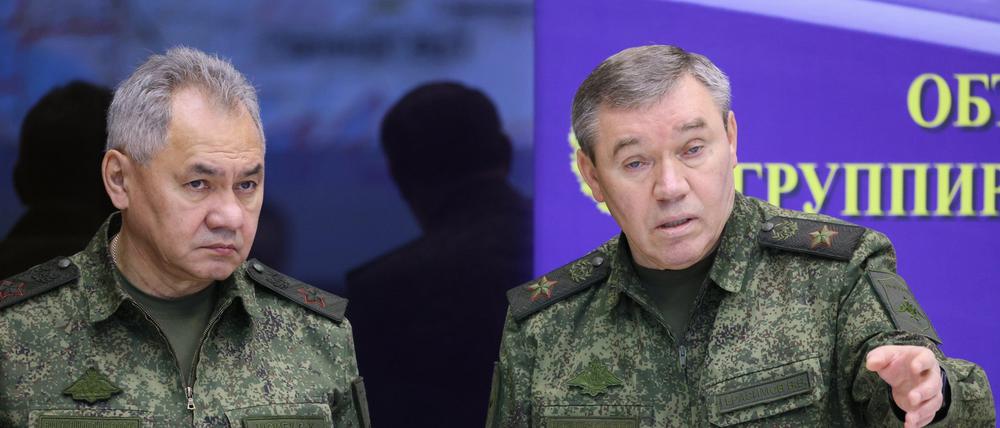 Jewgeni Prigoschin forderte zuletzt die Absetzung des Verteidigungsministers Schoigu (links) und des Oberbefehlshabers Gerassimow (rechts)