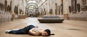 Gleich wird sie lebendig. Anne Teresa De Keersmaekers Choreografie im Denon-Flügel des Louvre.