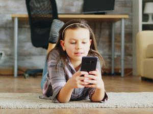 Kinder sollten schon früh den Umgang mit Geld einüben. Denn bei Spielen mit dem Smartphone mit verlockenden Bezahlinhalten können sonst hohe Kosten entstehen.