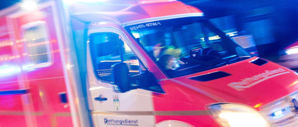 Ein Rettungswagen fährt mit Blaulicht zu einem Einsatz. (Symbolbild)