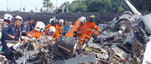 Rettungskräfte an der Unglücksstelle in der Stadt Lumut an der Westküste Malaysias. 