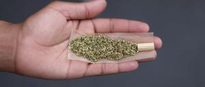 Rolling-Paper mit Marihuana, aus dem ein Joint gebaut werden soll.