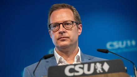 Martin Huber, CSU-Generalsekretär, nimmt nach einer Sitzung des CSU-Vorstand in der Parteizentrale an der abschließenden Pressekonferenz teil.