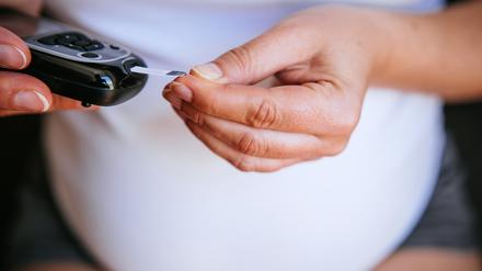 Gegen Schwangerschaftsdiabetes hilft häufig schon eine Ernährungsumstellung und regelmäßige Messung des Blutzuckerspiegels. 