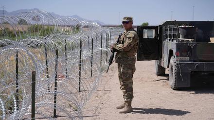Ein texanischer Soldat steht an der Grenze zu Mexiko. 