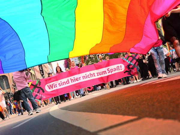 Ganz genau. Nach wie vor werden queere Menschen auf der Welt diskriminiert, bedroht und verfolgt. Der CSD in Berlin gibt diesen Menschen eine Stimme.
