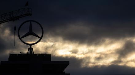 Ein Mercedes-Stern dreht sich auf dem Werk in Untertürkheim.
