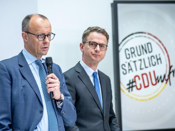 Parteichef Merz und Generalsekretär Linnemann bei einem Termin zur Mitgliederumfrage zum Grundsatzprogramm der CDU im April.