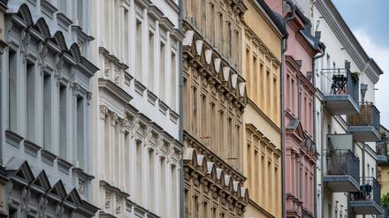 Blick auf sanierte Fassaden der Altbauwohnungen im Berliner Bezirk Prenzlauer Berg. (zu dpa «Neuer Mietspiegel für Berlin - Mieterhöhungen drohen») +++ dpa-Bildfunk +++