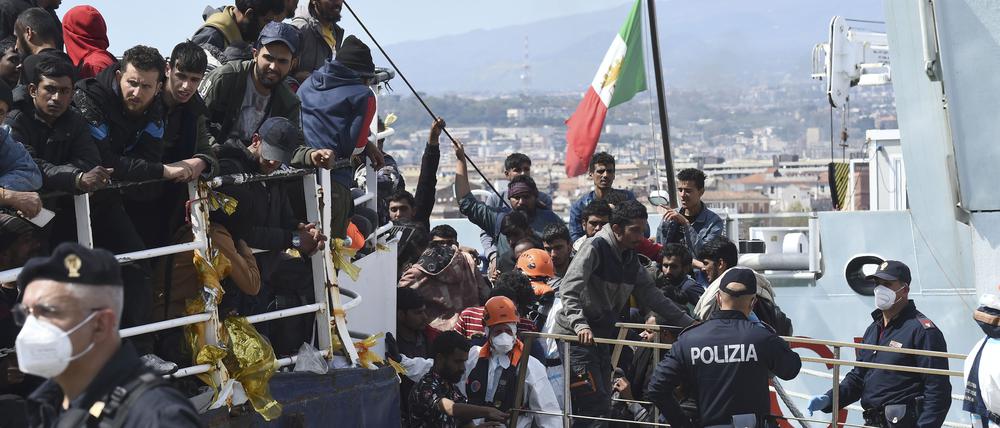 Migranten gehen im sizilianischen Hafen von Catania von Bord eines Schiffes. Die italienische Regierung hat wegen der zuletzt hohen Migrationszahlen über die Mittelmeerroute landesweit einen Notstand beschlossen.