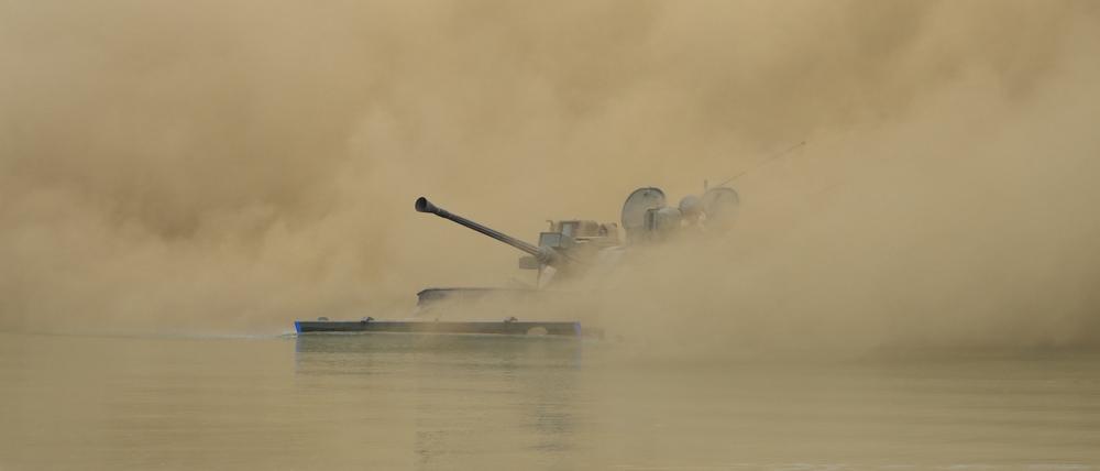 Der südkoreanische Schützenpanzer K21 fährt während eines kombinierten Wet-Gap-Kreuzungsmanövers im Rahmen der Militärübung «Ulchi Freedom Shield» der USA und Südkorea in einer Rauchwolke ans Ufer. (Archivbild)