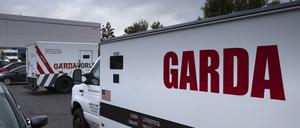 Gepanzerte Lastwagen parken vor den Büros von GardaWorld im Stadtteil Sylmar von Los Angeles. 