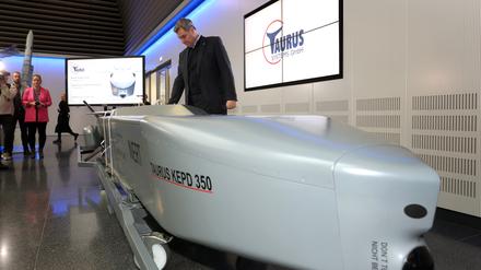 Der bayerische Ministerpräsident Markus Söder (CSU) steht diese Woche an einem Ausstellungsstück eines Taurus KEPD 350 Marschflugkörpers im Showroom des Rüstungsunternehmens MBDA.