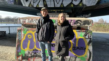Streetworker Felix Ostwaldt und Ramona Schirmer von Gangway e.V. unter der Minna-Todenhagen-Brücke in Treptow-Köpenick.