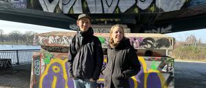 Streetworker Felix Ostwaldt und Ramona Schirmer von Gangway e.V. unter der Minna-Todenhagen-Brücke in Treptow-Köpenick.