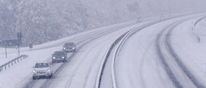Extremen Schneefälle auf einer Autobahn in Bayern.