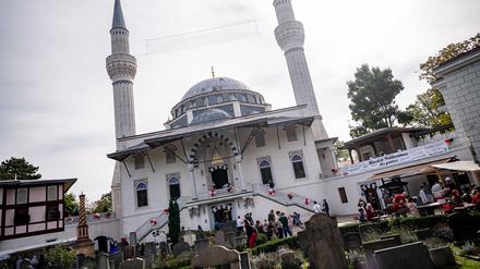 Besucher der Sehetlik-Moschee am Columbiadamm feiern miteinander am Tag der offenen Moschee. Der Tag der offenen Moschee wird jährlich am Tag der deutschen Einheit begangen. 