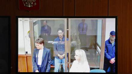 Wall Street Journal Reporter Evan Gershkovich im Gerichtsgebäude während seiner Anhörung in Moskau. 