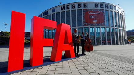 Musicians play on their instruments next to an IFA sign, amid the coronavirus disease (COVID-19) outbreak, in Berlin, Germany September 3, 2020.  REUTERS/Michele Tantussi