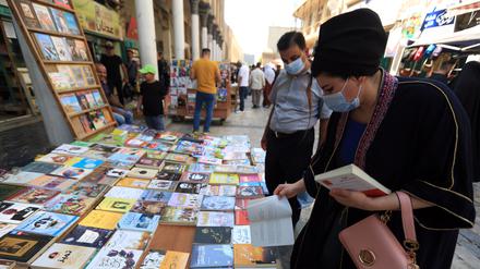 Der Platz für Buchliebhaber in Bagdad: Die historische „Mutanabbi“-Straße. Die traumatischen Erlebnisse von Krieg und die Enttäuschung über die Politik werden derzeit in Literatur verarbeitet.