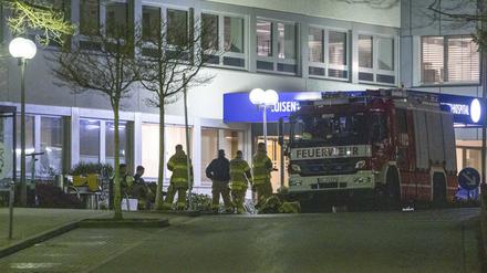 Einsatzkräfte der Feuerwehr stehen vor dem Aachener Luisenhospital.