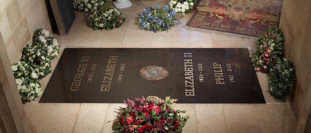 Die Grabplatte von Königin Elizabeth II. von Blumenkränzen umgeben in der kleinen König-George-VI.-Gedenkkapelle auf dem Gelände von Schloss Windsor.