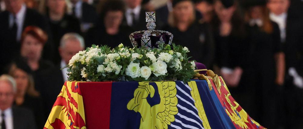 Der Sarg von Königin Elizabeth II. ist in der Westminster Hall in London aufgebahrt.