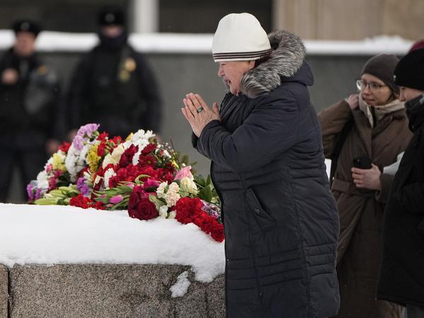 Eine Frau betet, nachdem sie Blumen niedergelegt hat, um Nawalny die letzte Ehre zu erweisen.