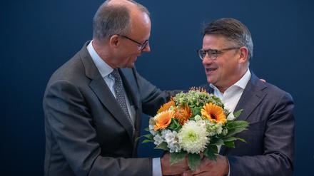 Mit Blumen hat CDU-Chef Friedrich Merz (li.) am Montag in Berlin dem hessischen Christdemokraten Boris Rhein zum Wahlsieg gratuliert.