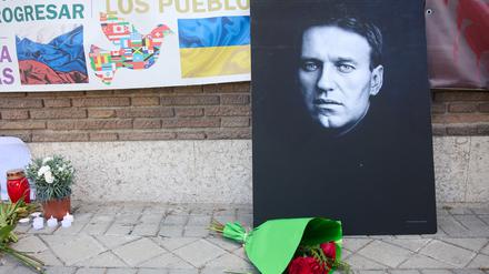Blumen, ein Foto und Kerzen sind bei einer Gedenkfeier für Alexej Nawalni vor der russischen Botschaft zu sehen.
