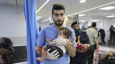 Palästinensische Kinder, die bei israelischen Angriffen verwundet wurden, werden in das Schifa-Krankenhaus gebracht.