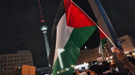 Teilnehmer an einer Pro-Palästina Kundgebung stehen auf dem Alexanderplatz. Nach dem Terrorangriff der Hamas auf Israel vom 7. Oktober kam deutschlandweit zu zahlreichen Reaktionen.