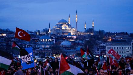 Demonstranten versammeln sich mit türkischen und palästinensischen Fahnen zu einem Marsch zur Unterstützung der Palästinenser.