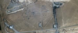 Dieses von Planet Labs PBC zur Verfügung gestellte Bild zeigt eine Raketenabwehranlage in der Nähe eines internationalen Flughafens und Luftwaffenstützpunkts. 