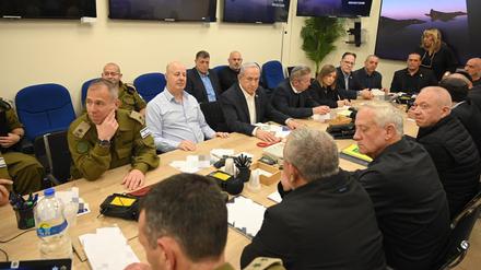 Sitzung des isrealischen Sicherheitskabinetts am Sonntagabend im Verteidigungsministerium.
