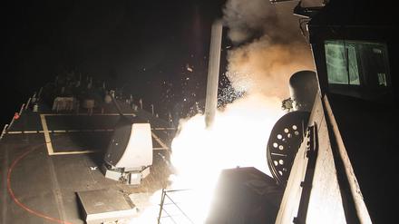 Das von der US-Navy zur Verfügung gestellt Bild zeigt eine Tomahawk-Rakete die von einem Zerstörer im Mittelmeer abgefeuert wird.