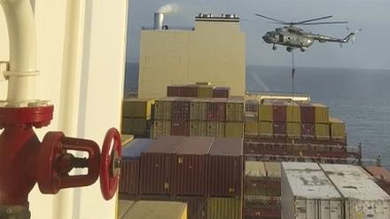 Der Ausschnitt eines Videos soll zeigen, wie ein iranischer Hubschrauber bewaffnete Einsatzkräfte auf dem Schiff absetzt.