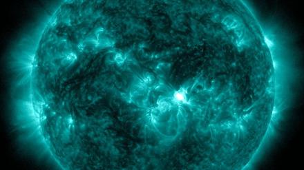 Das Solar Dynamics Observatory der NASA, das die Sonne ständig beobachtet, hat ein Bild des Ereignisses aufgenommen. In der Nacht zum Sonntag verzeichnete die Nasa gegen Mitternacht eine relativ starke Sonneneruption mit einem Flare der Klasse M9.0 auf der Seite, die der Erde zugewandt ist. Dies sei schon nahe an der stärksten Klasse X auf der fünfteiligen Skala. 