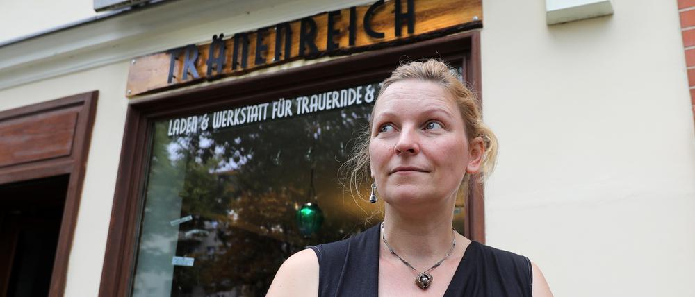 Nanni Denecke-Manthey hat in Babelsberg „Tränenreich“, einen Laden mit Werkstatt für Trauernde und Tröstende, eröffnet.