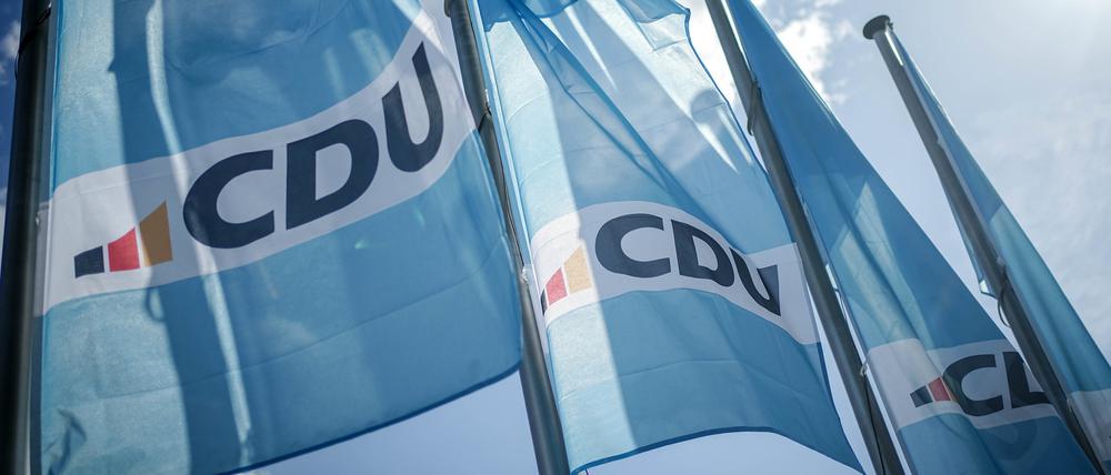 Das neue CDU-Logo auf Fahnen vor dem Konrad-Adenauer-Haus, der CDU-Parteizentrale.