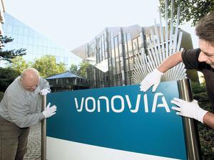 An manchen Berliner Wohnungsbeständen dürften demnächste die Vonovia-Schilder abgeschraubt werden. 