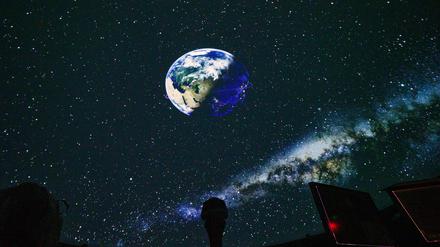 Im Urania-Planetarium ist ein von Carl Zeiss Jena gebautes Projektionssystem im Einsatz, dass Bilder in die Kuppel projiziert.