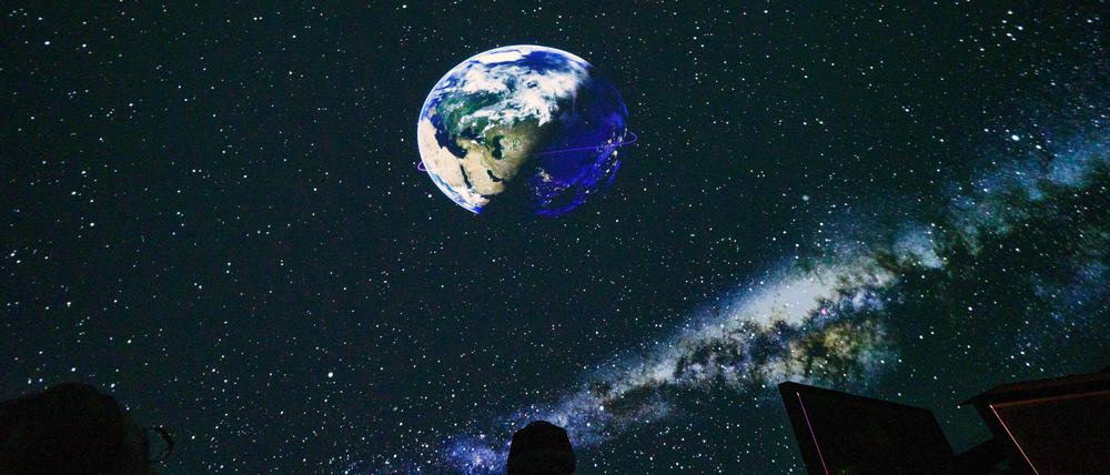Die Erde mit Sternenhimmel und Milchstraße werden im Potsdamer Urania-Planetarium von dem von Carl Zeiss Jena gebauten neuen Projektionssystem «Asterion Velvet» in die Kuppel projiziert.