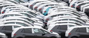 Auf einem Parkplatz im Werk von Volkswagen in Zwickau stehen Neufahrzeuge vor der Auslieferung.