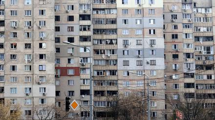 Blick auf ein durch einen Raketenangriff beschädigtes Wohnhaus in Charkiw.