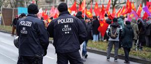 Bei einer linken Demonstration in Lichtenberg wurden am Wochenende 21 Polizeieinsatzkräfte verletzt, es gab 14 Festnahmen. Zwei Männer sitzen nun in Untersuchungshaft.